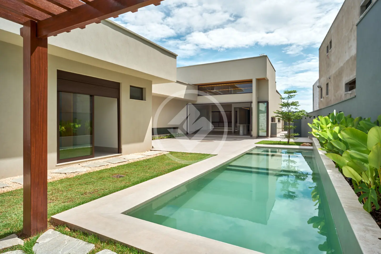 Casa Térrea 5 Suítes no Condomínio Jardins Itália — foto 3