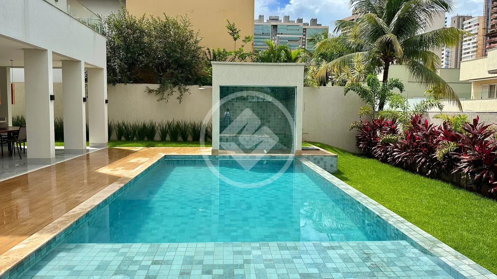 Sobrado novo mobiliado 5 Suítes - Alphaville Residencial Araguaia — foto 2