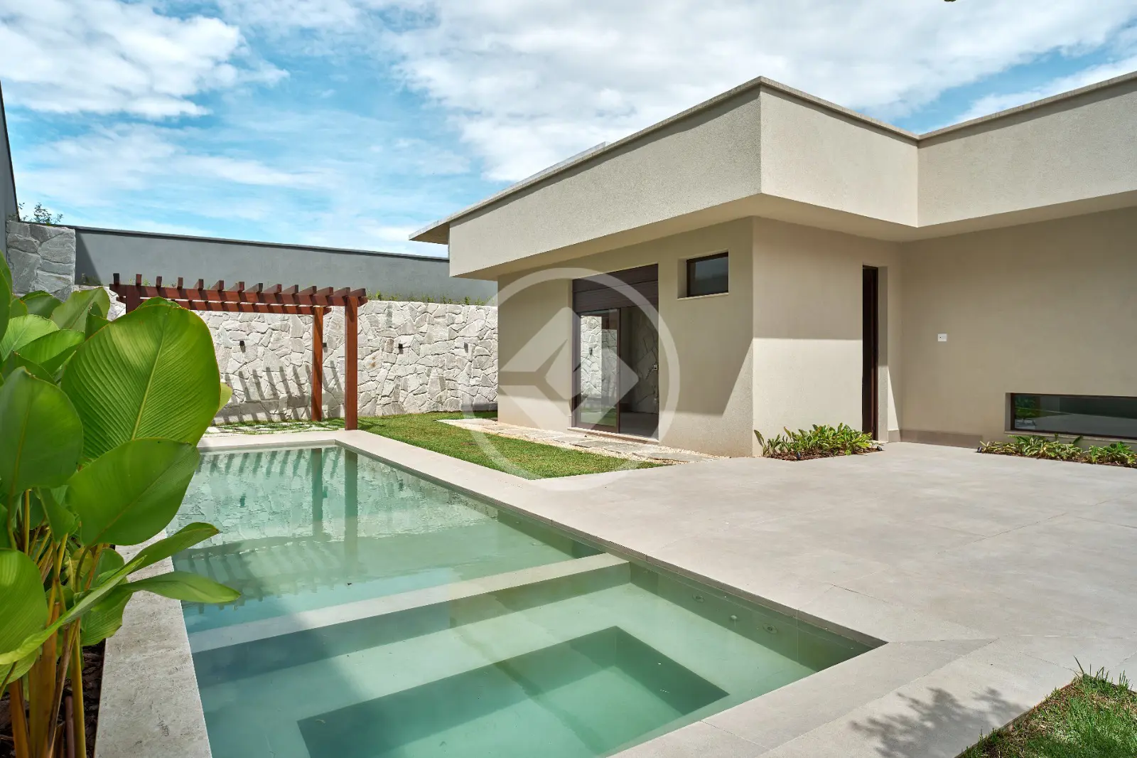 Casa Térrea 5 Suítes no Condomínio Jardins Itália — foto 4