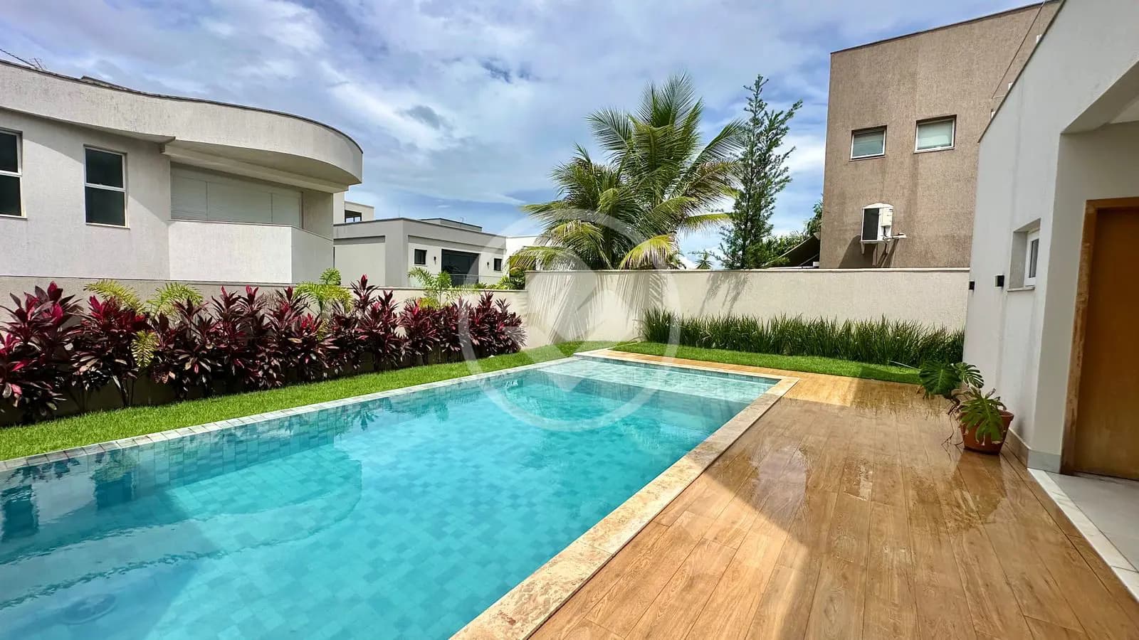 Sobrado novo mobiliado 5 Suítes - Alphaville Residencial Araguaia
